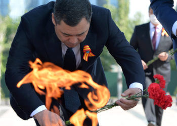 Жапаров, Жээнбеков, Отунбаева Жеңиш аянтына барды