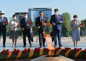 Жапаров, Жээнбеков, Отунбаева Жеңиш аянтына барды