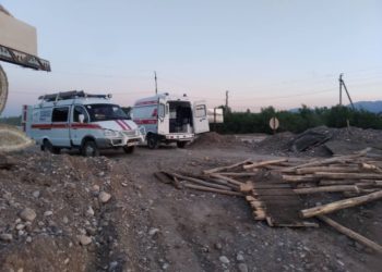 Жалал-Абаддагы Шайдан-Сай каналына жеңил унаа түшүп кетип, 2 адам жабыркады