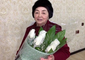 «Энеке, ысык наныңызды сагынабыз». Марипов куттуктоо менен апасынын сүрөтүн жарыялады