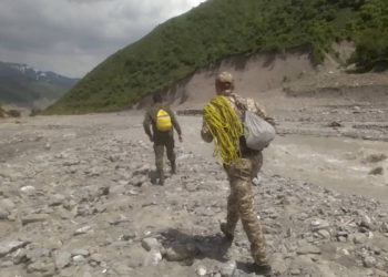 Сузакта сууга түшүп кеткен бала изделип жатат