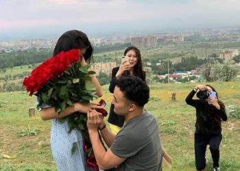 Актёр Жаныш Майрамбек уулу сүйүктүүсүнүн колун сурады