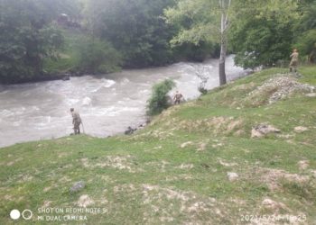 Аксыда 11 жашар бала изделүүдө. Ал аты менен кошо сууга түшүп кеткен