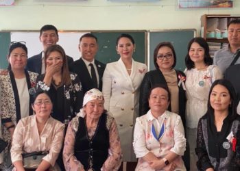 Аида Касымалиева менен Лунара Мамытова мектепти аяктаганына 20 жыл болгонун белгилешүүдө