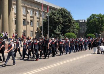 Бишкектеги Эски аянтта өлкөдөгү туруктуулук үчүн митинг өтүп жатат (сүрөт)