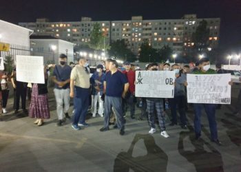 Жээнбеков менен Зулпукаровдун тарапташтары митингге чыгышты (видео)
