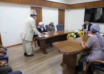 УКМКнын төрагасы Камчыбек Ташиев митингге чыккандарды кабыл алды