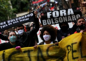 «Вакцина сатып алсын». Бразилияда президенттин коронавирус менен чабал күрөшүнө каршы чоң митинг өттү