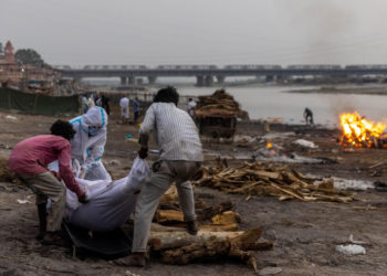 Индиянын Ганг дарыясына өлүктөр ыргытылбашы үчүн тор орнотулду