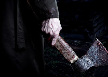 Орусияда 26 жаштагы жигит ата-энеси менен бир тууганын өлтүрүп, үйдү өрттөп, өзүнө бычак сайган