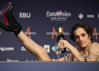 Күндүн сүрөтү. «Евровидение-2021» ыр сынагынын жеңүүчүсү маалымат жыйынга жарым жылаңач келди