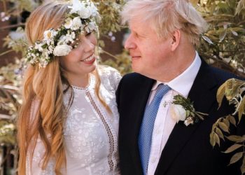 Улуу Британиянын өкмөт башчысы «жашыруун» үйлөндү. Анын колуктусу 24 жаш кичүү