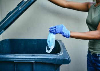 АКШда вакцина алгандарга бет кап кийбөөгө уруксат берилди