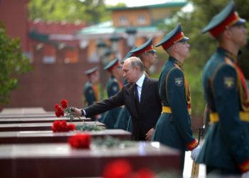 Путин Жапаровду жана Кыргыз элин Жеңиш күнү менен куттуктады