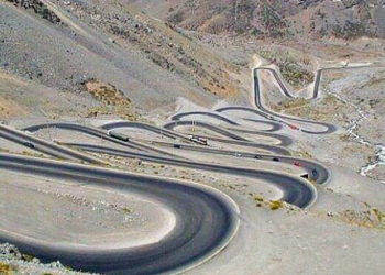 Бишкек-Ош жолунда Портердин айдоочусу бетон тосмону сүздү (видео)