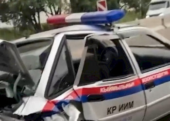 Бишкек-Торугарт жолунда ВАЗдын айдоочусу кайгуул унаасын сүзүп алды (видео)