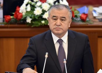 Экс-депутат Өмүрбек Текебаев депутаттык мандатын кайтарып берүүнү талап кылууда