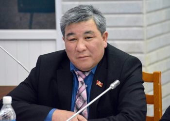 Момбеков: «Кыргызстан генералдар менен кембагалдардын өлкөсү болуп калбайбызбы?»