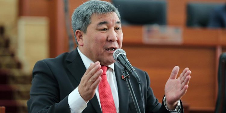 Депутат Рыскелди Момбеков ИИМде сурак берип жатат