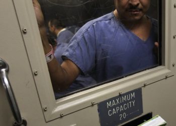 Индияда COVID-19 илдетинин айынан түрмөдөгүлөр темир тордун артында калууну чечишти