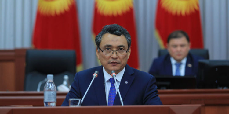 Депутат Улуттук банк экономиканы «тормоз» кылып жатканын айтып, жоюп салса да болорун билдирди