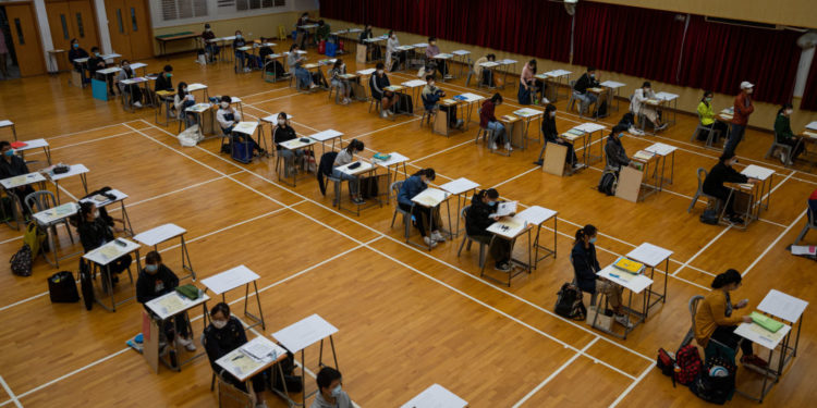 ЖРТнын жыйынтыгы чыгып, бул жылы эң көп 232 баллды Каракол шаарынын бүтүрүүчүсү алды