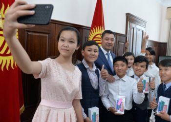 Балдарды коргоо күнү. Садыр Жапаров аз камсыз болгон үй-бүлөлөрдүн балдары менен жолугуп, белек берди