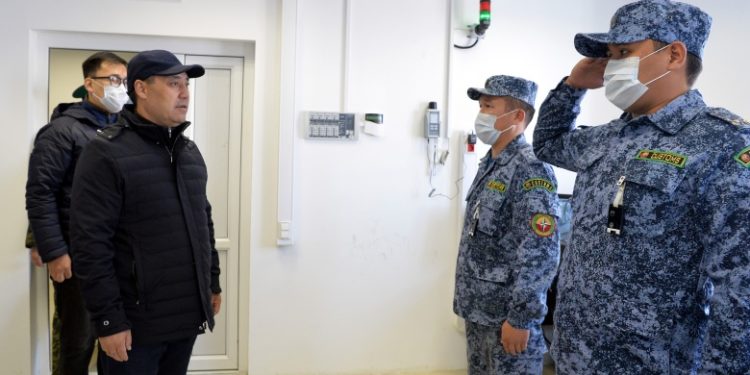 Садыр Жапаров «Торугарт» көзөмөл-өткөрмө пунктунун иши менен таанышты