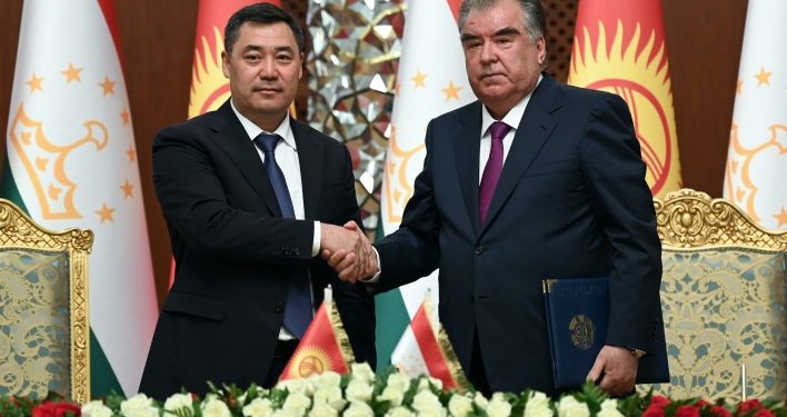 Садыр Жапаров Тажикстанга болгон расмий сапарынын алкагында бир катар документтерге кол койду (сүрөт)