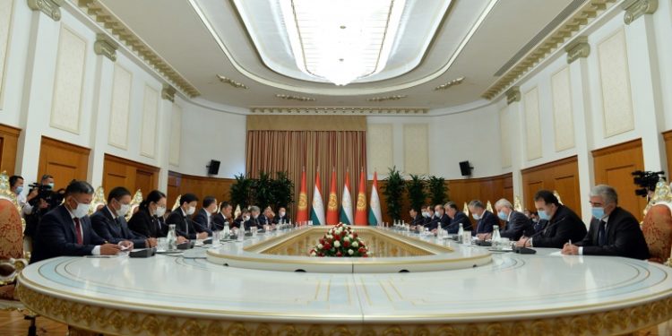 Жапаров менен Рахмон чек ара маселелерин талкуулашты (сүрөт)