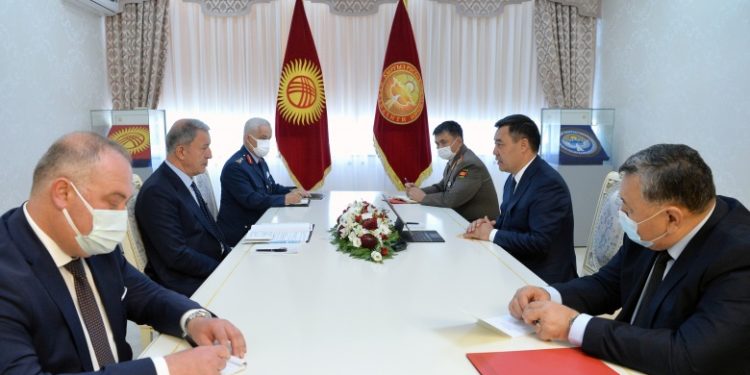 «Эрдогандын саламын жеткирди». Президент Садыр Жапаров менен Түркиянын коргоо министри жолукту