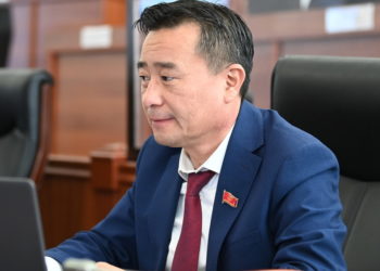 Депутат: «Ак Үйдүн айланасынан унаа койгонго орун таппай, жыйынга кечигип калып жатабыз»