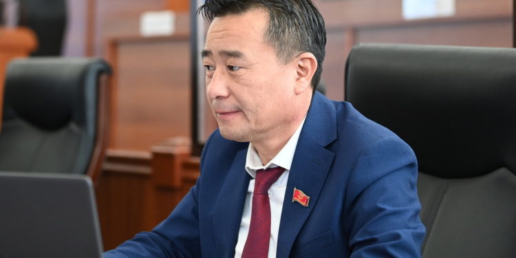 Депутат: «Ак Үйдүн айланасынан унаа койгонго орун таппай, жыйынга кечигип калып жатабыз»