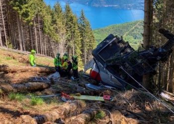 Италияда асма жол үзүлүп кетип, 14 адам көз жумду. Кырсыктан жалгыз 5 жашар кыз аман калган (видео)