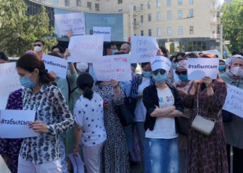 «Сапат» лицейинин президентинин дайынсыз болуп жатышы. Түркиянын элчилигинин алдында митинг өтүп жатат