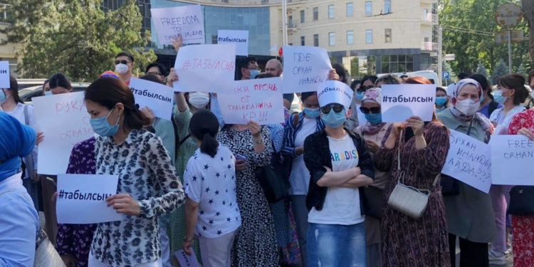 «Сапат» лицейинин президентинин дайынсыз болуп жатышы. Түркиянын элчилигинин алдында митинг өтүп жатат