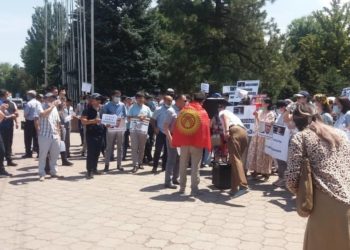 Түркиянын элчилигинин алдына митингге чогулгандар Өкмөт үйүнө барышты