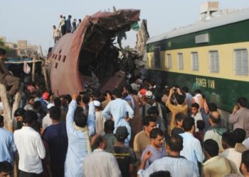 Пакистанда эки поезд сүзүшүп, 36 адам көз жумду