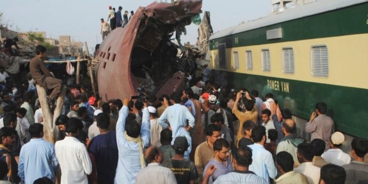 Пакистанда эки поезд сүзүшүп, 36 адам көз жумду