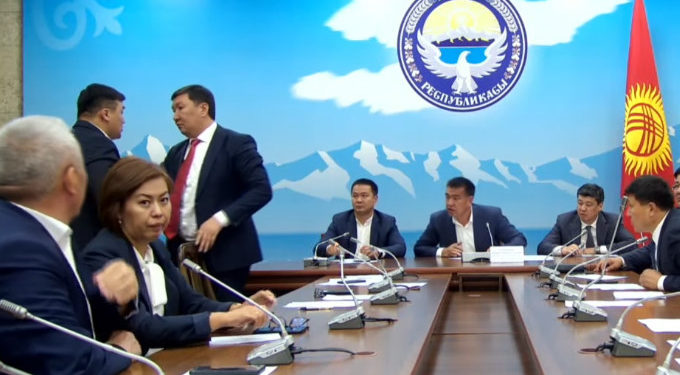 «Ээ дебесең мага!». Комитет жыйынында депутаттар мушташып кете жаздашты (видео)