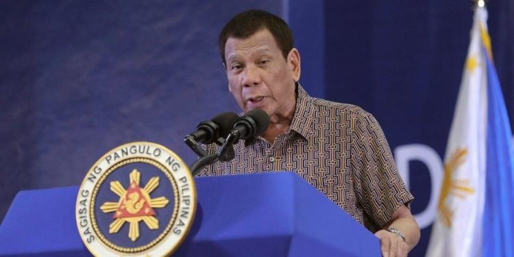 Филиппиндин президенти: “Тандоо сиздики: эмдөөдөн өтүңүз же мен сизди түрмөгө олтургузам”