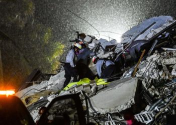 АКШда 13 кабаттуу имарат кулап, 150дөн ашуун адам урандылардын арасынан изделүүдө