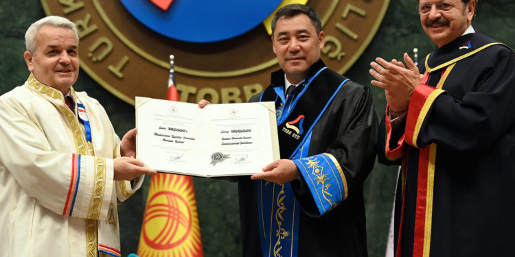 Президент Садыр Жапаровго Экономика жана технология университетинин «Ардактуу профессору» наамы ыйгарылды