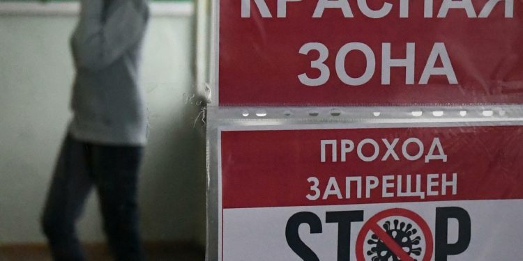 Бишкектеги «кызыл зонада» иштеген медицина кызматкерлерине кенемте төлөнө элек