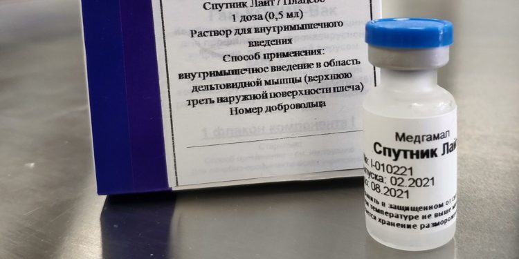 Кыргызстан Орусиянын «Спутник Лайт» вакцинасын каттоого алды