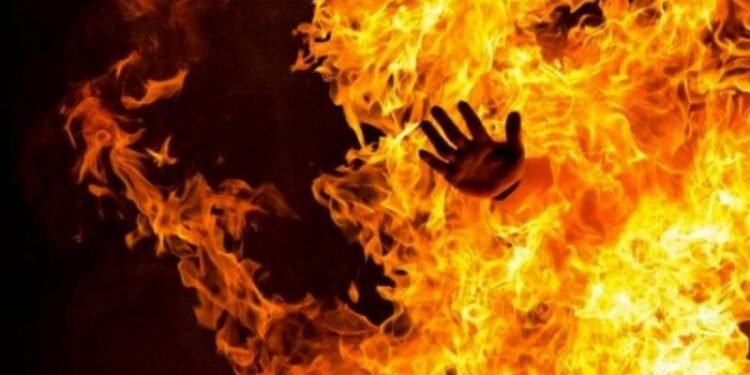 Орусияда адамды бензин менен тирүүлөй өрттөп жиберген аял 19 жылдан кийин кармалды