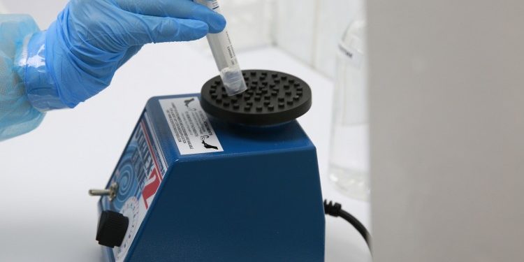 «Манас» аэропортунда ПЦР-лаборатория ишке кирди. Жыйынтыгы 2 саатта чыгат