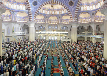 Муфтият жума намазды мечиттерде окууга уруксат берилгенин билдирди