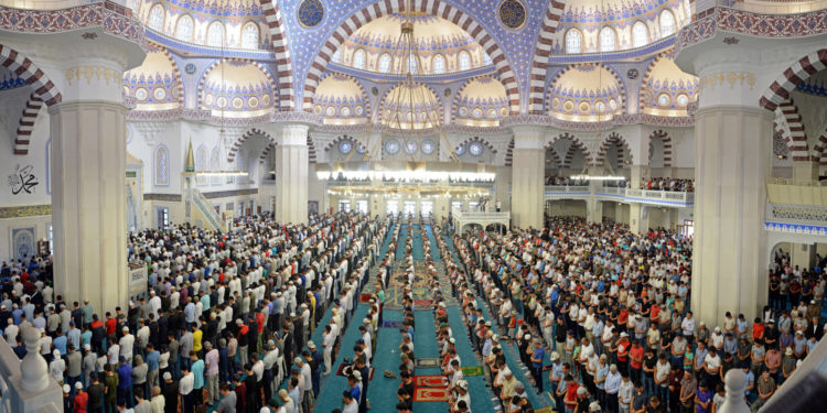 Муфтият жума намазды мечиттерде окууга уруксат берилгенин билдирди