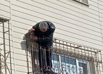 Мурунку жубайынын үйүнө кирем деп терезенин торуна кыпчылып калган жарандын иши сотко өттү